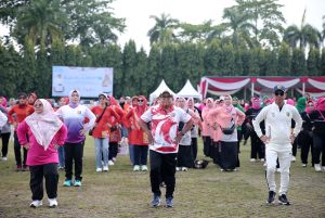 Pj. Gubernur Samsudin dan Ibu Maidawati Ikuti Senam Bersama dalam Rangka Puncak Hari Ibu ke- 96 Tahun 2024 