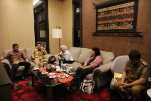 Pj. Sekdaprov Fredy Serahkan Piagam Penghargaan kepada Pemkab/Pemkot yang Berhasil Selesaikan Pengawasan Penyelenggaraan Pemerintahan Daerah Tahun 2023