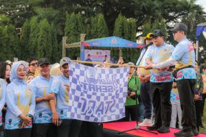 Pj. Gubernur Samsudin Lepas Jalan Sehat yang Diikuti ASN di Lingkungan Pemprov Lampung dalam Rangka Memperingati HUT Korpri ke-53