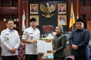 Gubernur Mirza Serahkan Surat Pelaksana Tugas (Plt) Bupati Way Kanan kepada Wakil Bupati Way Kanan Ayu Asalasiyah