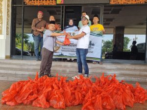 IJP Lampung Bagikan 150 Paket Qurban dari Gubernur kepada Jurnalis dan Warga