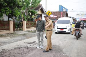 Gubernur Rahmat Mirzani Djausal Tinjau Pemeliharaan Jalan Provinsi di Ruas Jalan Pattimura, Kota Metro serta, Ruas Jalan Metro – Kota Gajah.