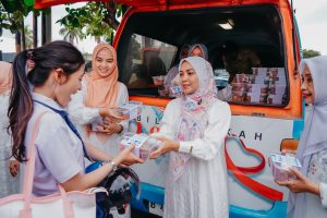 TP. PKK dan DWP Provinsi Lampung Bagikan Ratusan Takjil untuk Masyarakat