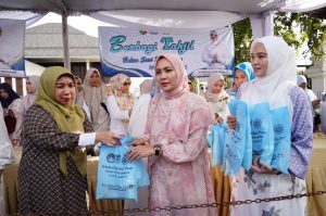 Antusiasme Warga Warnai Kegiatan Berbagi Takjil PKK dan DWP Ptovinsi Lampung