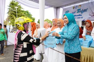 Ramadan Penuh Kepedulian, TP PKK dan DWP Provinsi Lampung Kembali Bagikan Takjil di Depan Mahan Agung