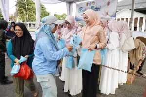 Kolaborasi TP. PKK, DWP, dan OPD Provinsi Lampung Bagikan Ratusan Takjil untuk Masyarakat