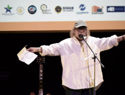 Genap 68 Tahun, Isbedy Masih Produktif Bersastra