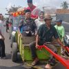 Naik Hentraktor Edet Bersama Istri, Hendarwan Diantar Ratusan Warga Daftar Pilkati Pulung Kencana