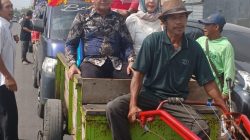 Naik Hentraktor Edet Bersama Istri, Hendarwan Diantar Ratusan Warga Daftar Pilkati Pulung Kencana
