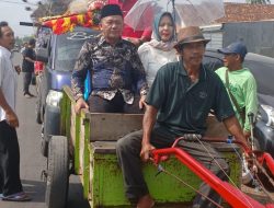Naik Hentraktor Edet Bersama Istri, Hendarwan Diantar Ratusan Warga Daftar Pilkati Pulung Kencana