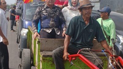 Naik Hentraktor Edet Bersama Istri, Hendarwan Diantar Ratusan Warga Daftar Pilkati Pulung Kencana