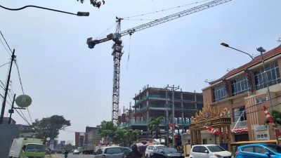 Pembangunan Hotel Prasanthi Lampung Disorot: Pekerja Tanpa APD, Tower Crane Menjorok ke Jalan