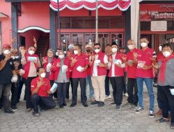 PDI-P Bandar Lampung Bagikan Ribuan Masker dan Semprot Jalan Dampak Abu Vulkanik