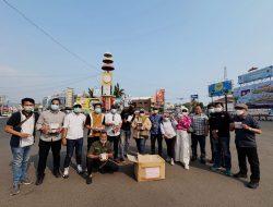 IJP Lampung Bagikan 3.000 Masker kepada Pengendara di Tugu Adipura