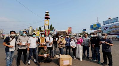IJP Lampung Bagikan 3.000 Masker kepada Pengendara di Tugu Adipura