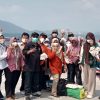 Abu Vulkanik Anak Krakatau Selimuti Pesisir Pesawaran, IJP Lampung Bagikan 1.000 Masker