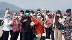 Abu Vulkanik Anak Krakatau Selimuti Pesisir Pesawaran, IJP Lampung Bagikan 1.000 Masker
