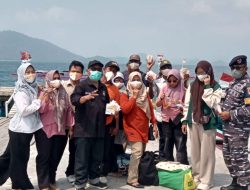 Abu Vulkanik Anak Krakatau Selimuti Pesisir Pesawaran, IJP Lampung Bagikan 1.000 Masker